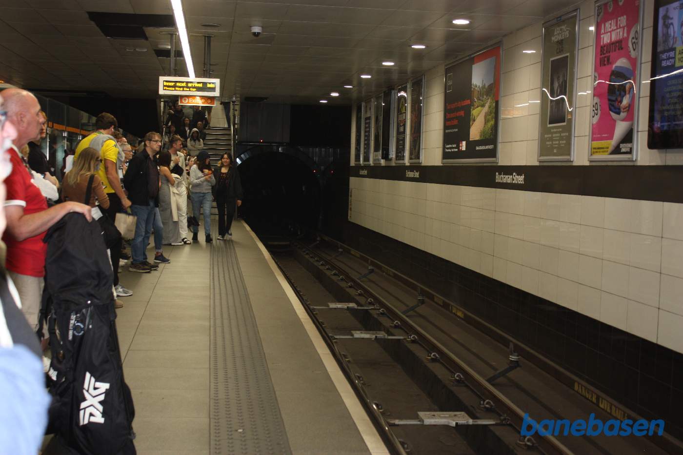 Trappen ned til perronen og det lille tunnelrør til højre