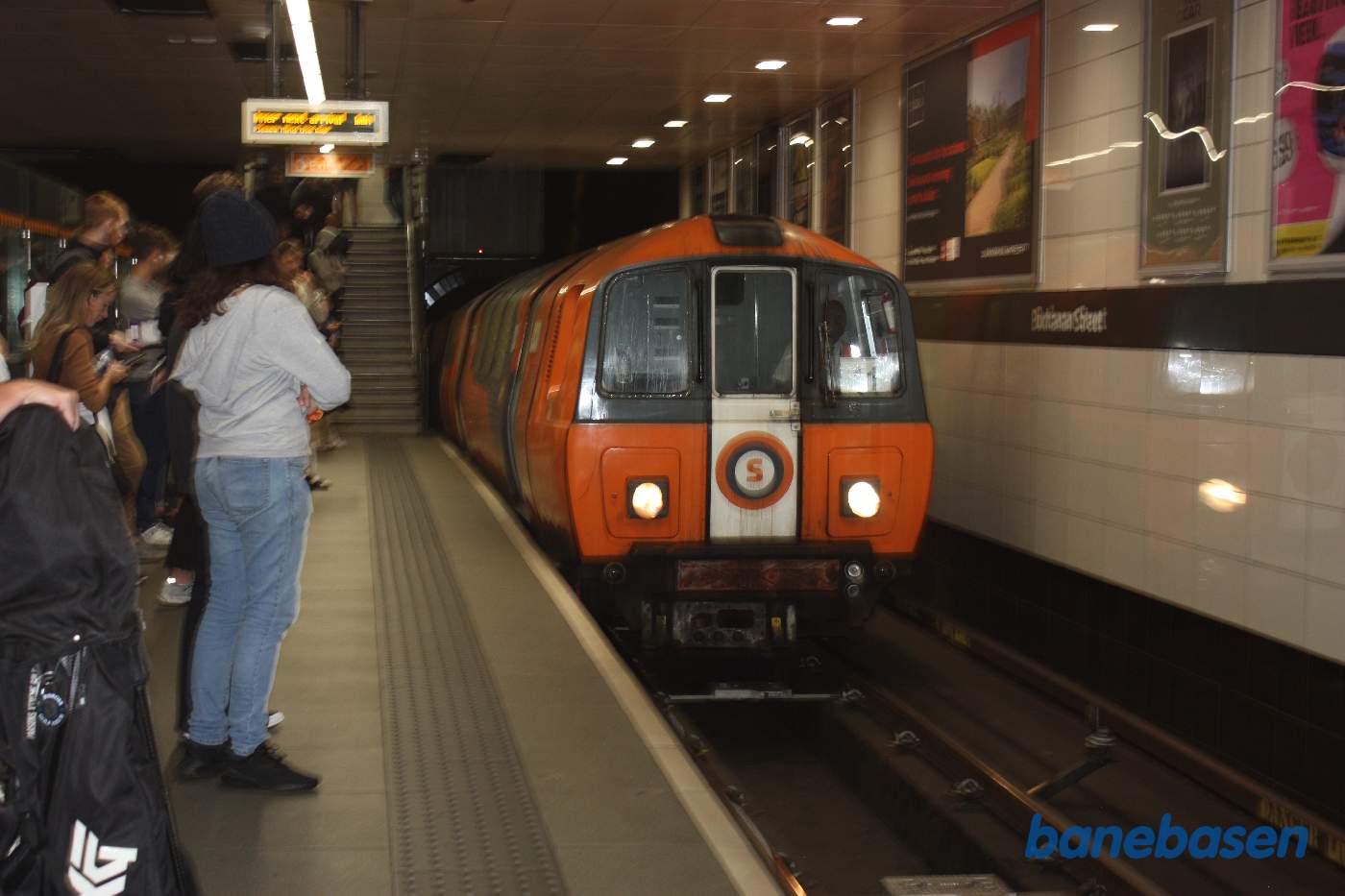 Et tog på vej ind på stationen, bemærk hvor lille det er