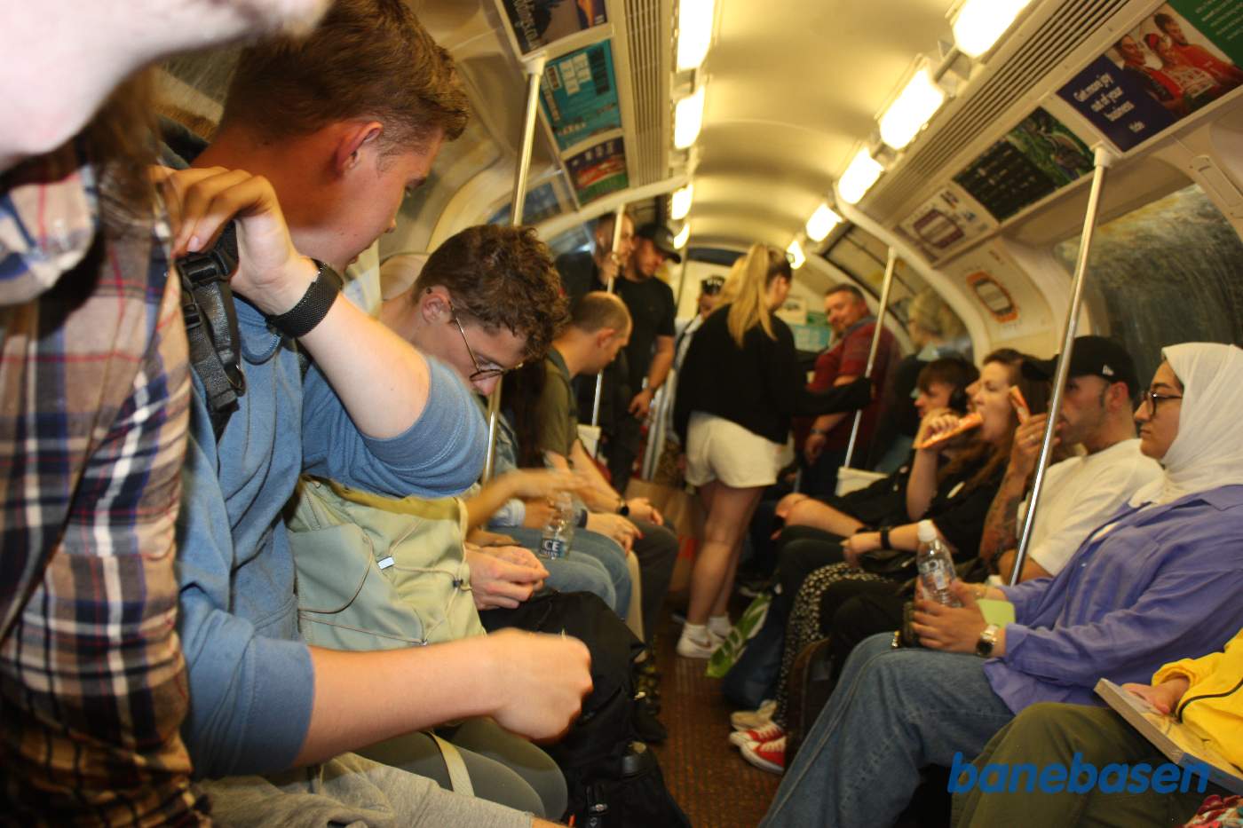 Inde i toget er der ikke megen plads