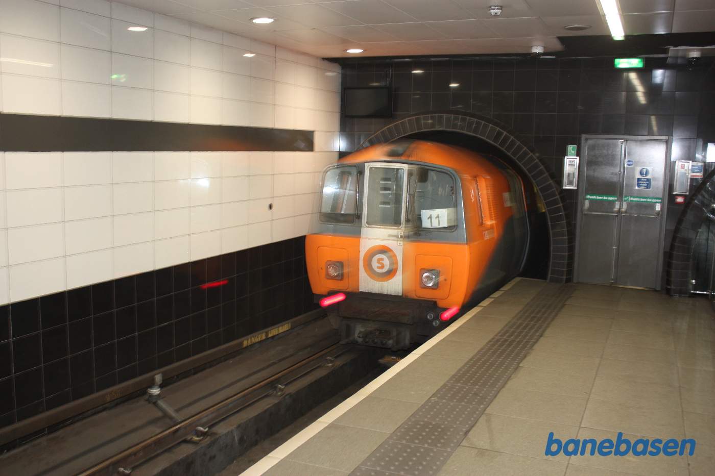 Et tog på vej ind på stationen, bemærk hvor lille det er