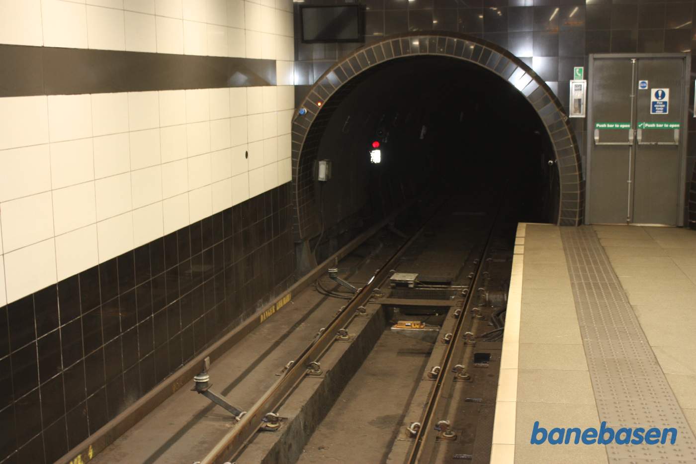 Tunnelrøret er ganske lille. Bemærk 3.skinne til strømforsyning til venstre