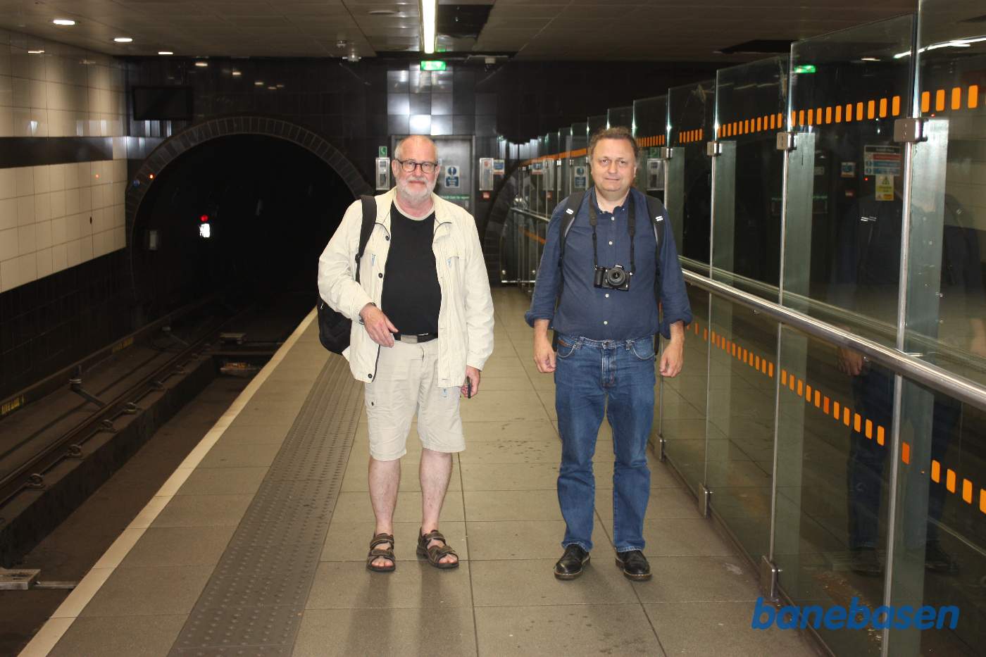 To turister på perronen efter at toget er kørt