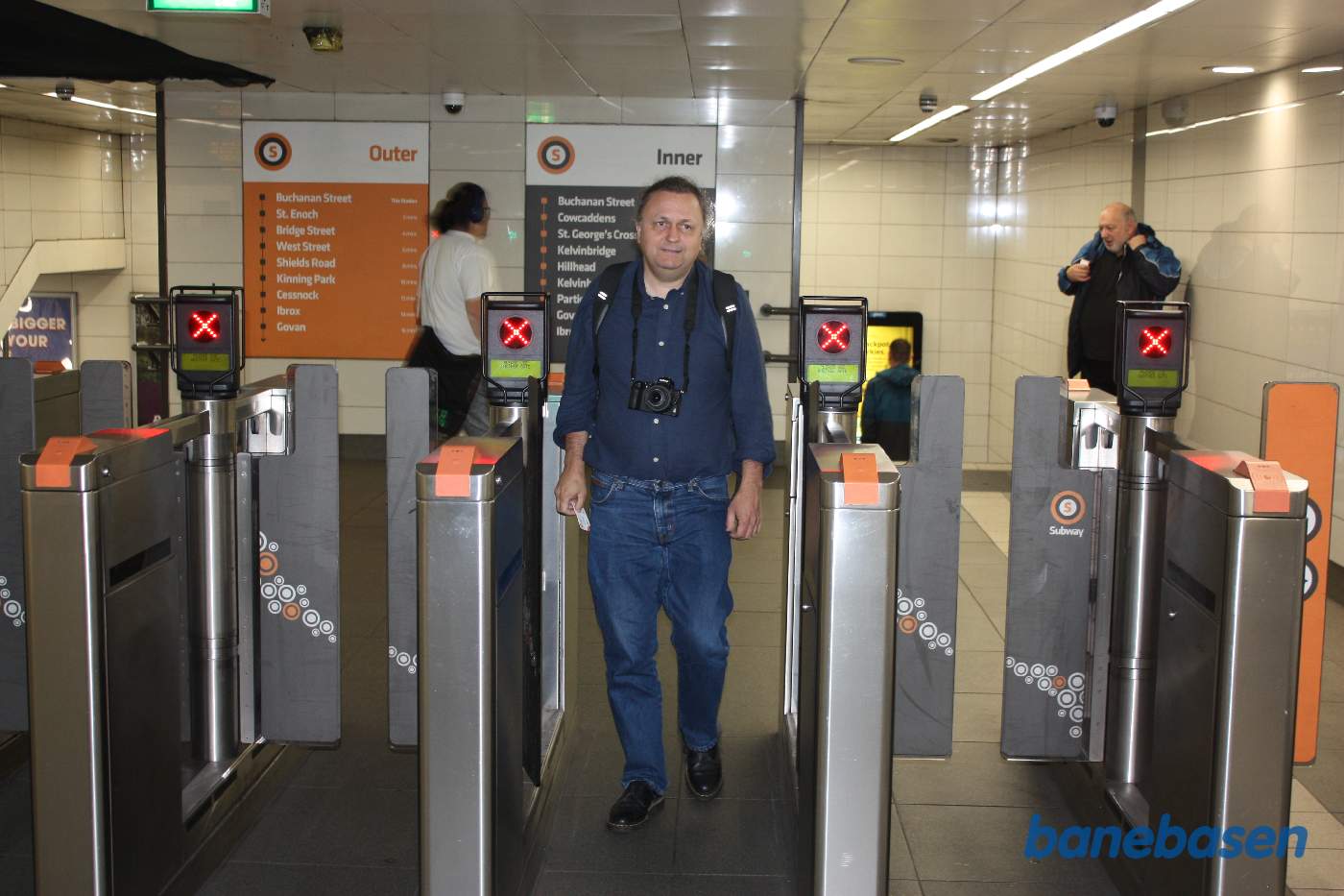 En turist tjekker ud med sin billet