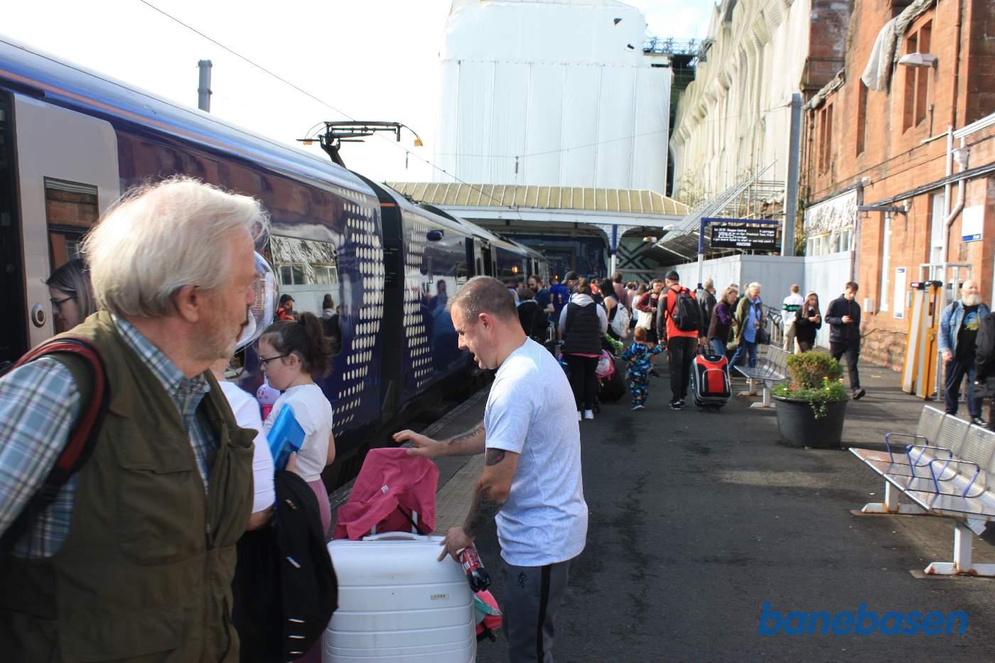 Toget er ankommet til Ayr og kører ikke videre, så alle stiger ud, stationsbygningen til højre