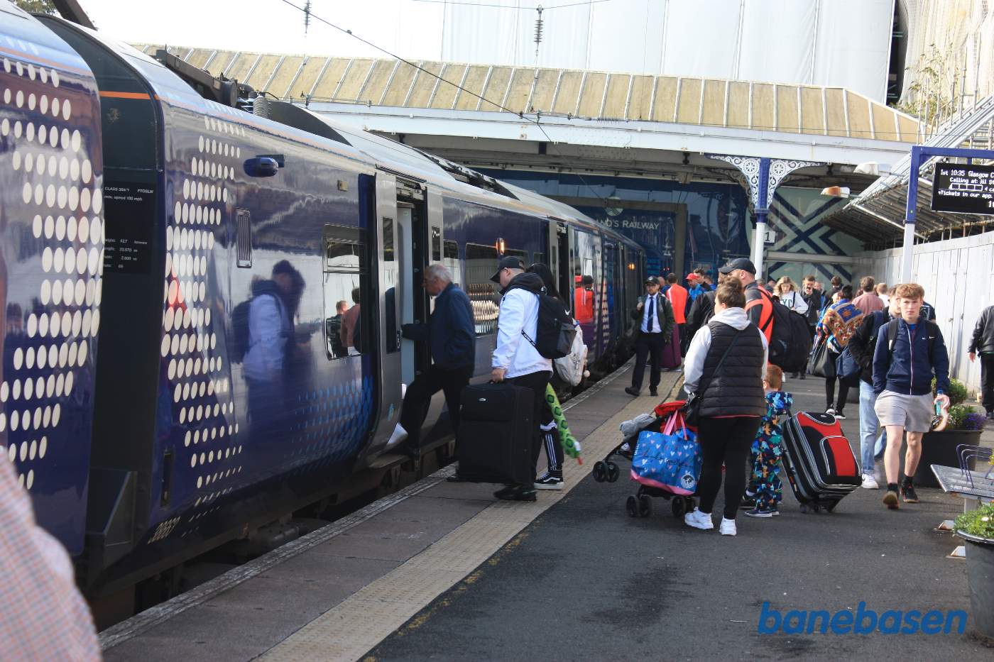 Toget er ankommet til Ayr og kører ikke videre, så alle stiger ud, stationsbygningen til højre
