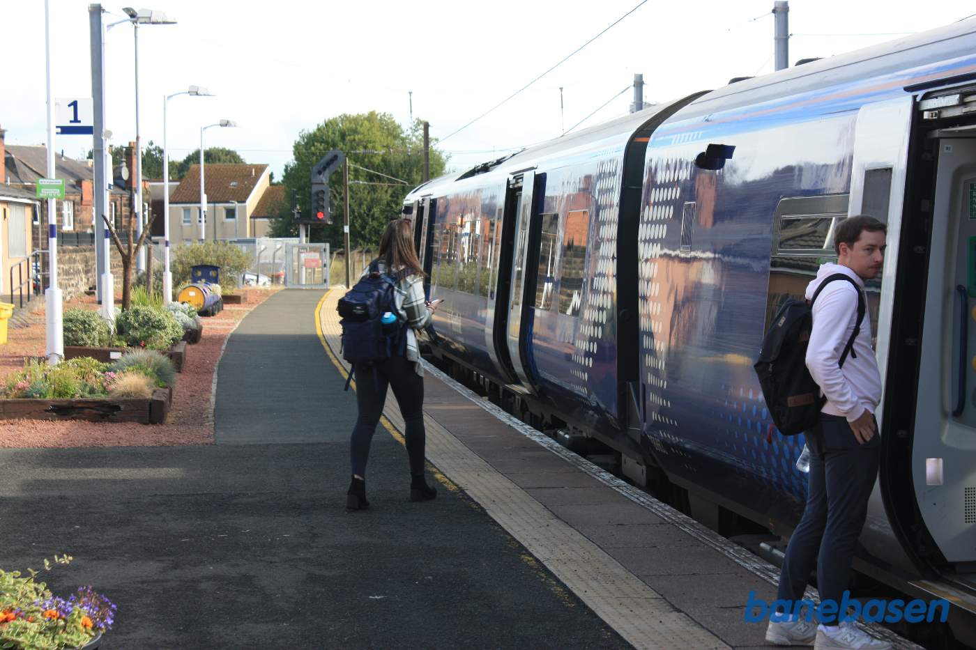 Rejsende til Glasgow stiger på toget