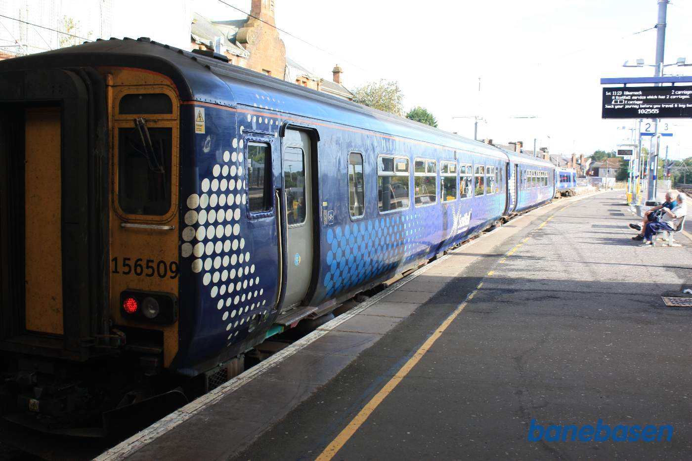 Persontog holder ved perron