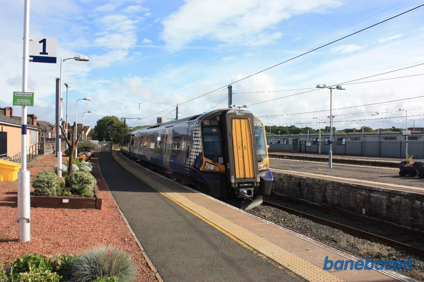 Tog til Glasgow på vej ud af stationen