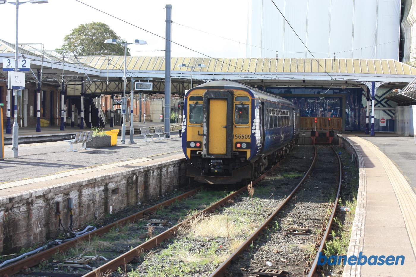 Et vue ud over stationen med de 2 ende spor. Sporene til venstre (3 og 4) fortsætter syd på