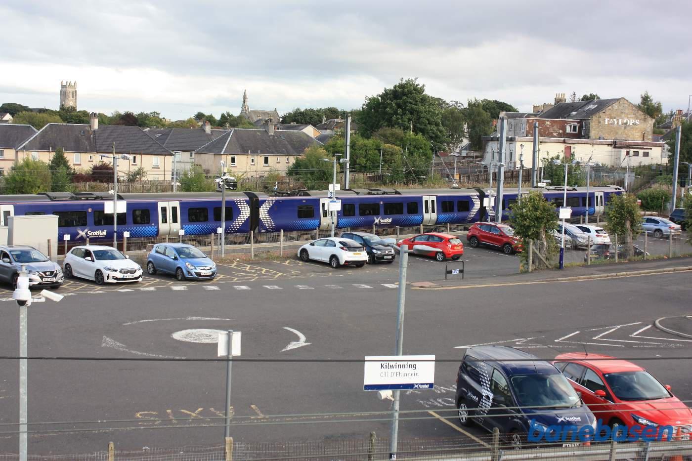 En lidt speciel station, hvor 2 linjer mødes og samles i stationens nordende i retning mod Glasgow. Billedet er her taget fra gangbroen over den anden linje