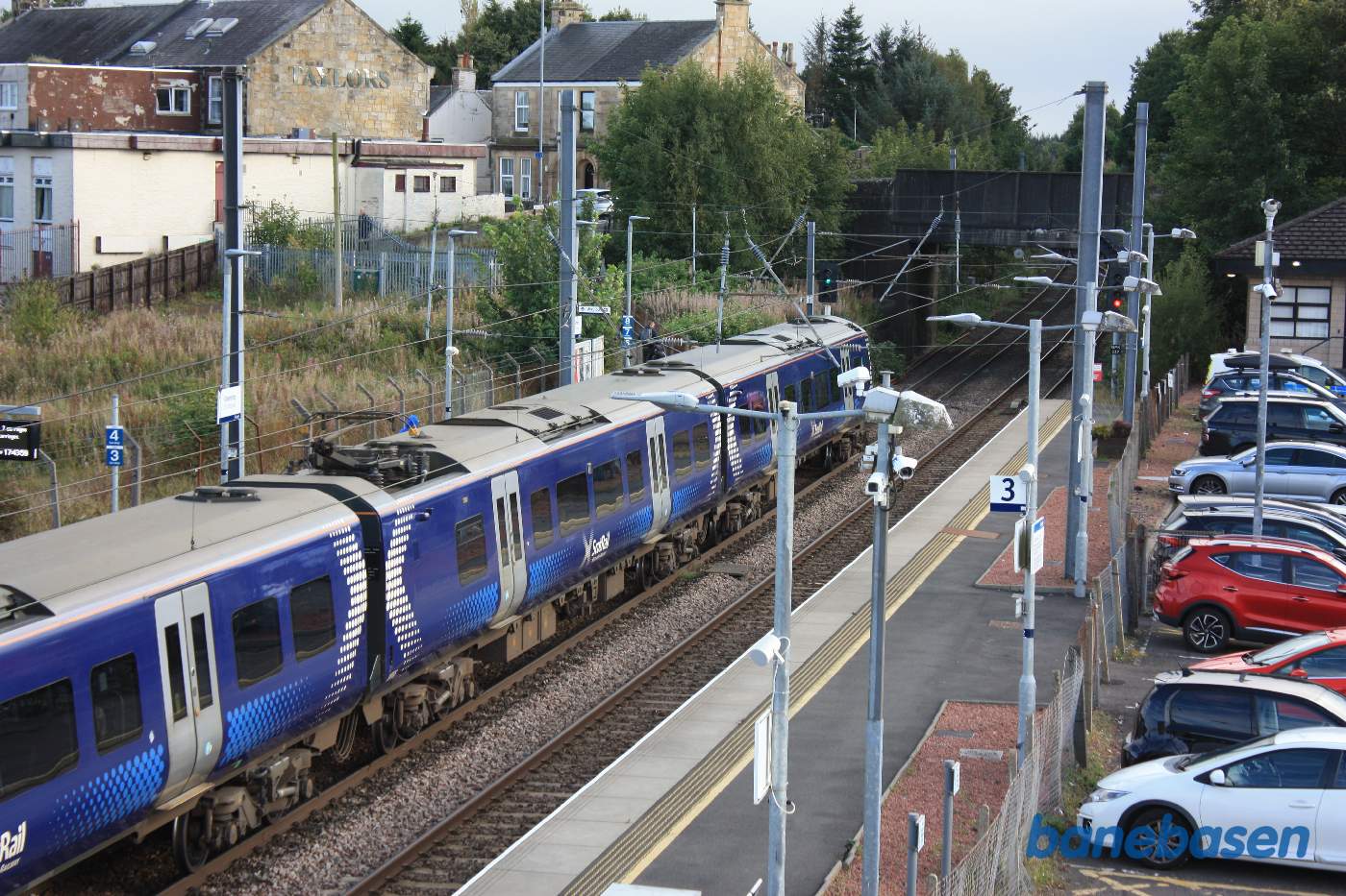 Persontog ved perron, taget oppe fra gangbroen over banen