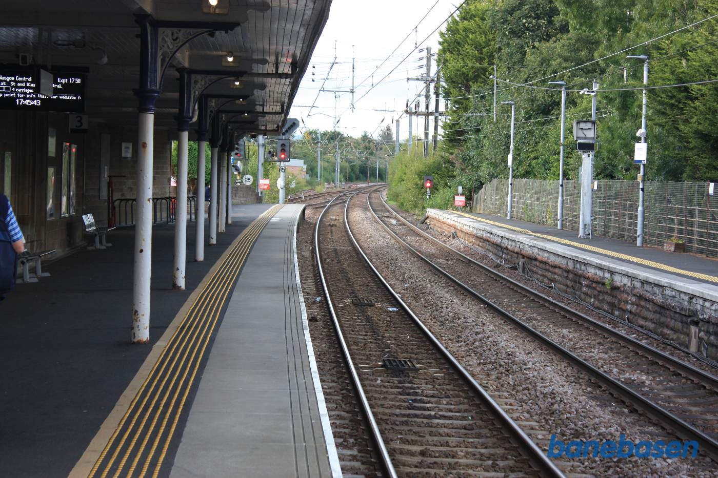 Vi kigger hen ad perronen i retning mod Glasgow, sporskifterne der samler de to linjer sammen ses tydeligt