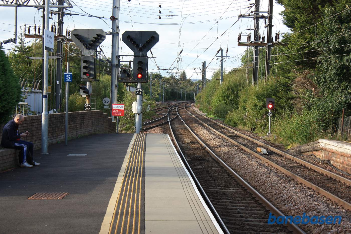 Vi kigger hen ad perronen i retning mod Glasgow, sporskifterne der samler de to linjer sammen ses tydeligt