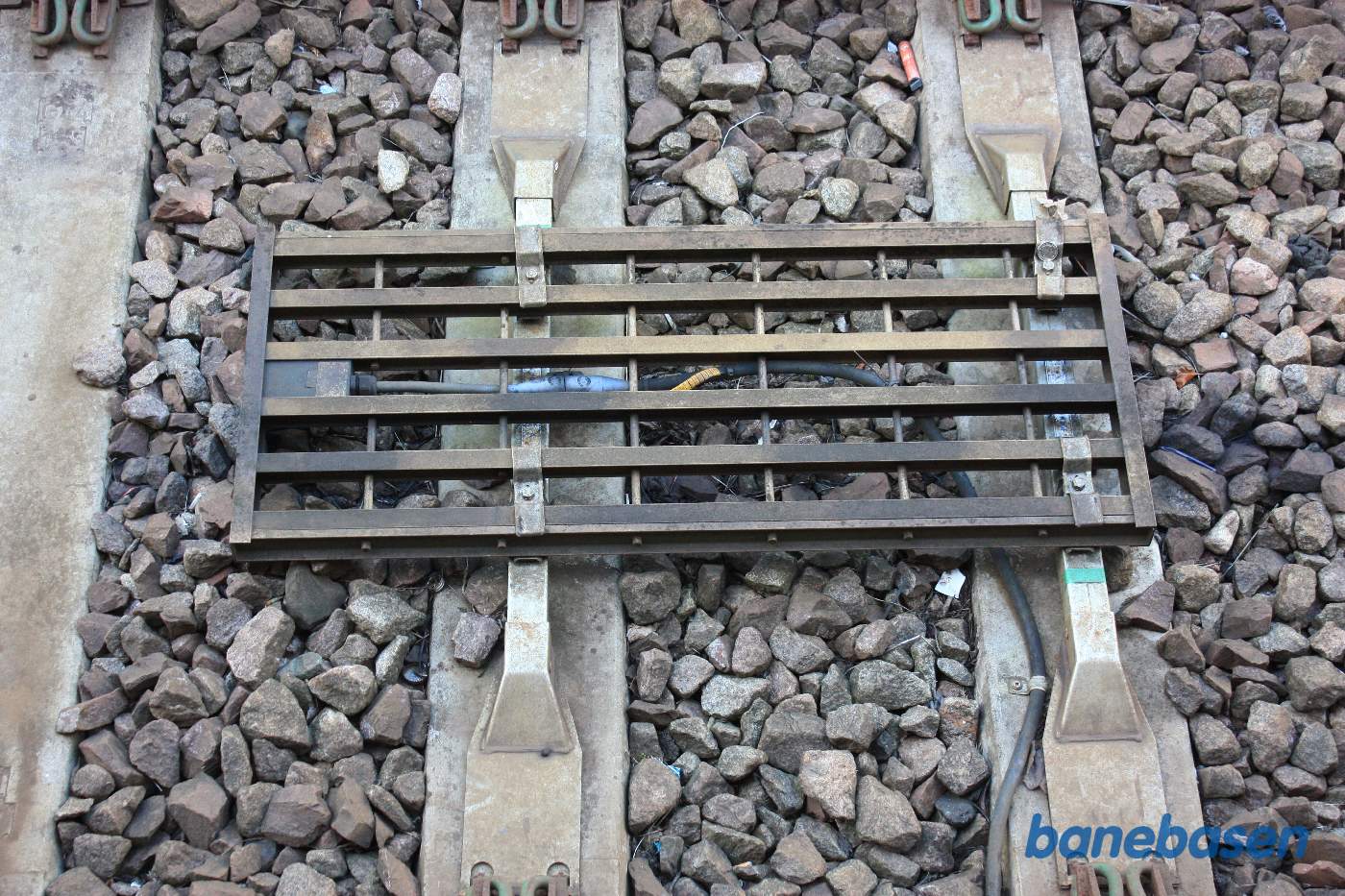 Transmitter til et ældre engelsk togkontrolsystem midt i sporet