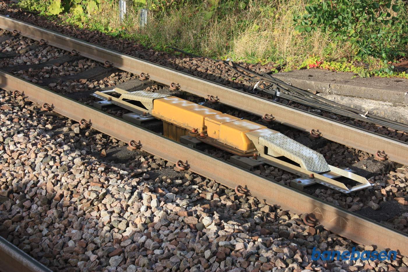 Transmitter til et ældre engelsk togkontrolsystem midt i sporet