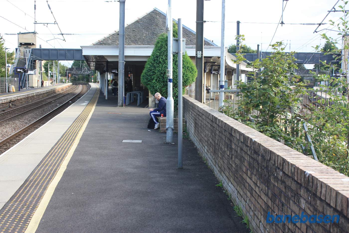 Her ses de to strækninger der går syd på, stationsbygningen midt i billedet