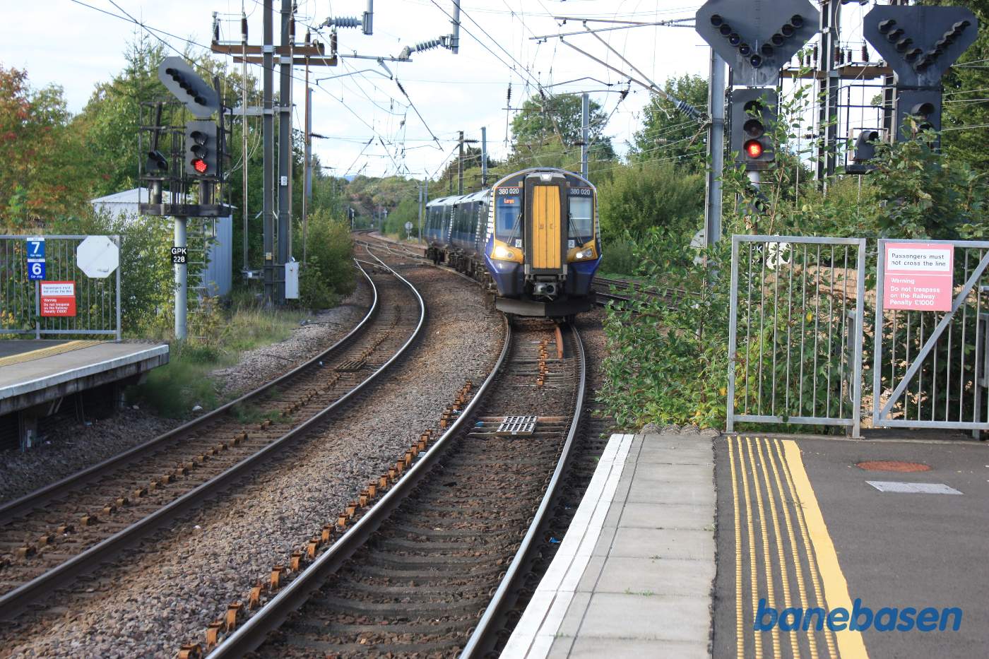 Et sydgående tog på vej ind på stationen