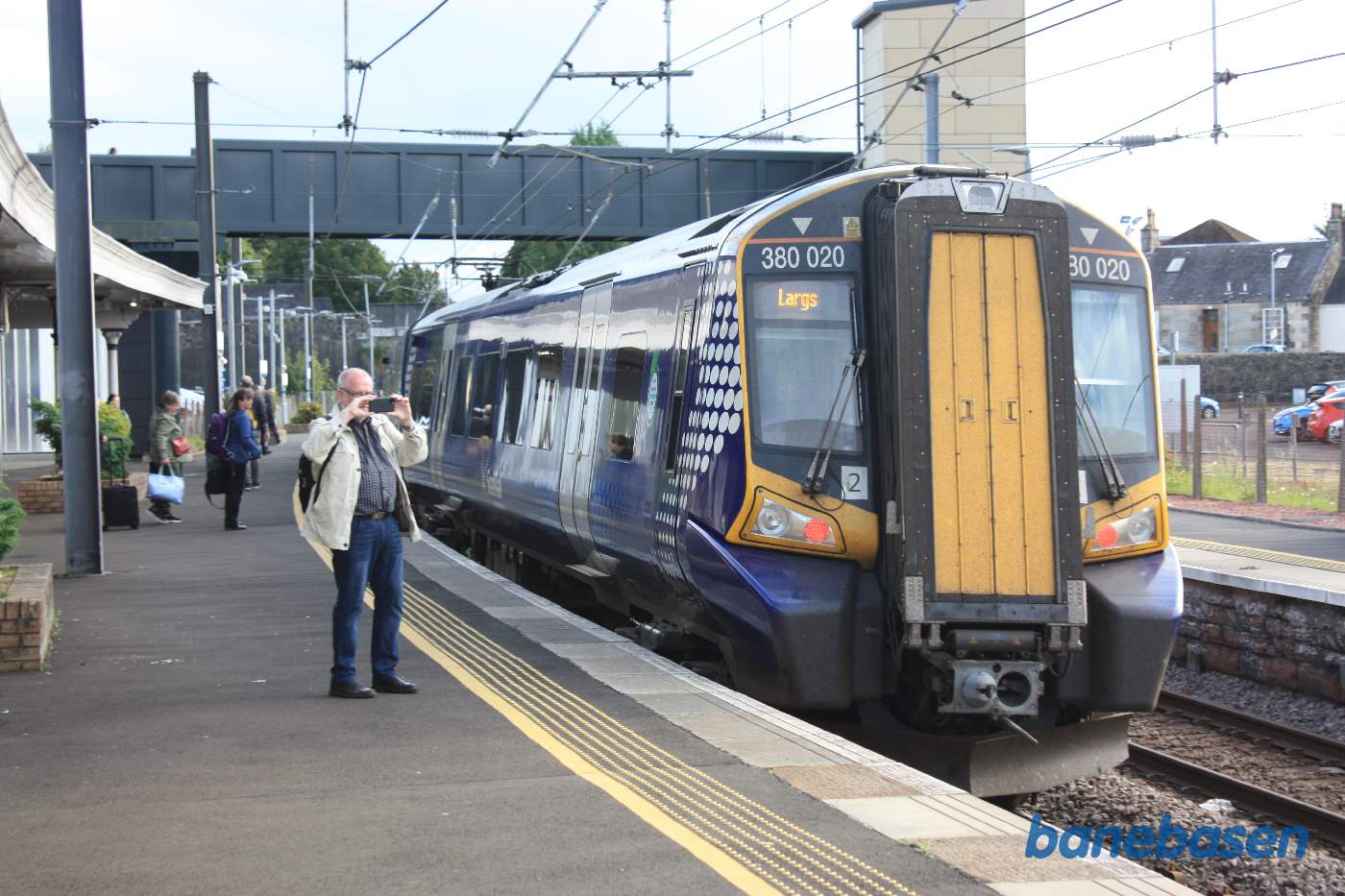 Et sydgående tog er netop ankommet til perronen