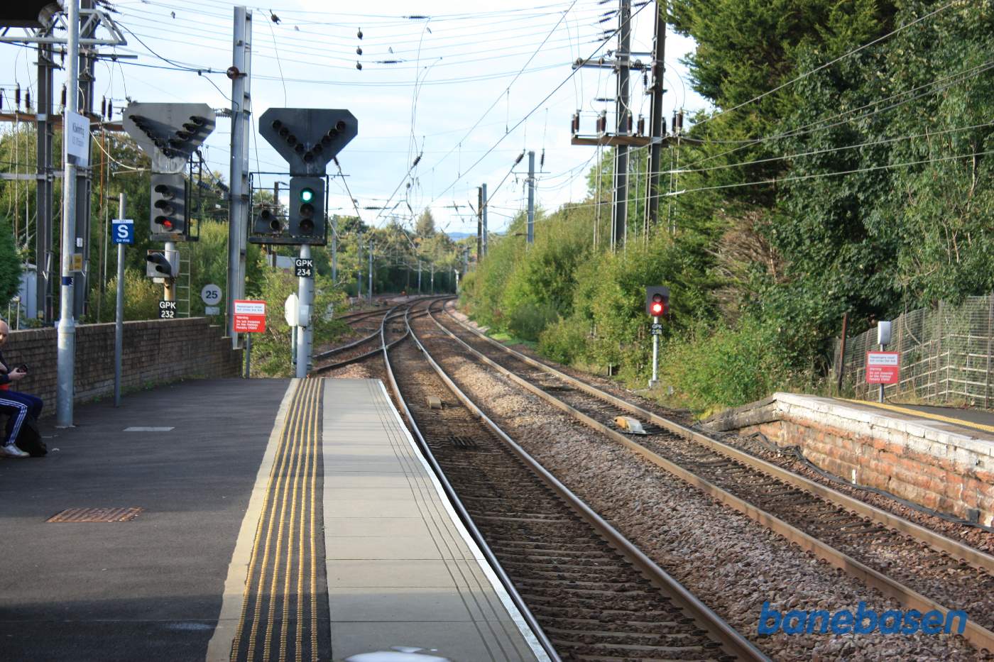 Vi kigger hen ad perronen i retning mod Glasgow, U-signalet viser nu kør, sporskifterne der samler de to linjer sammen ses tydeligt