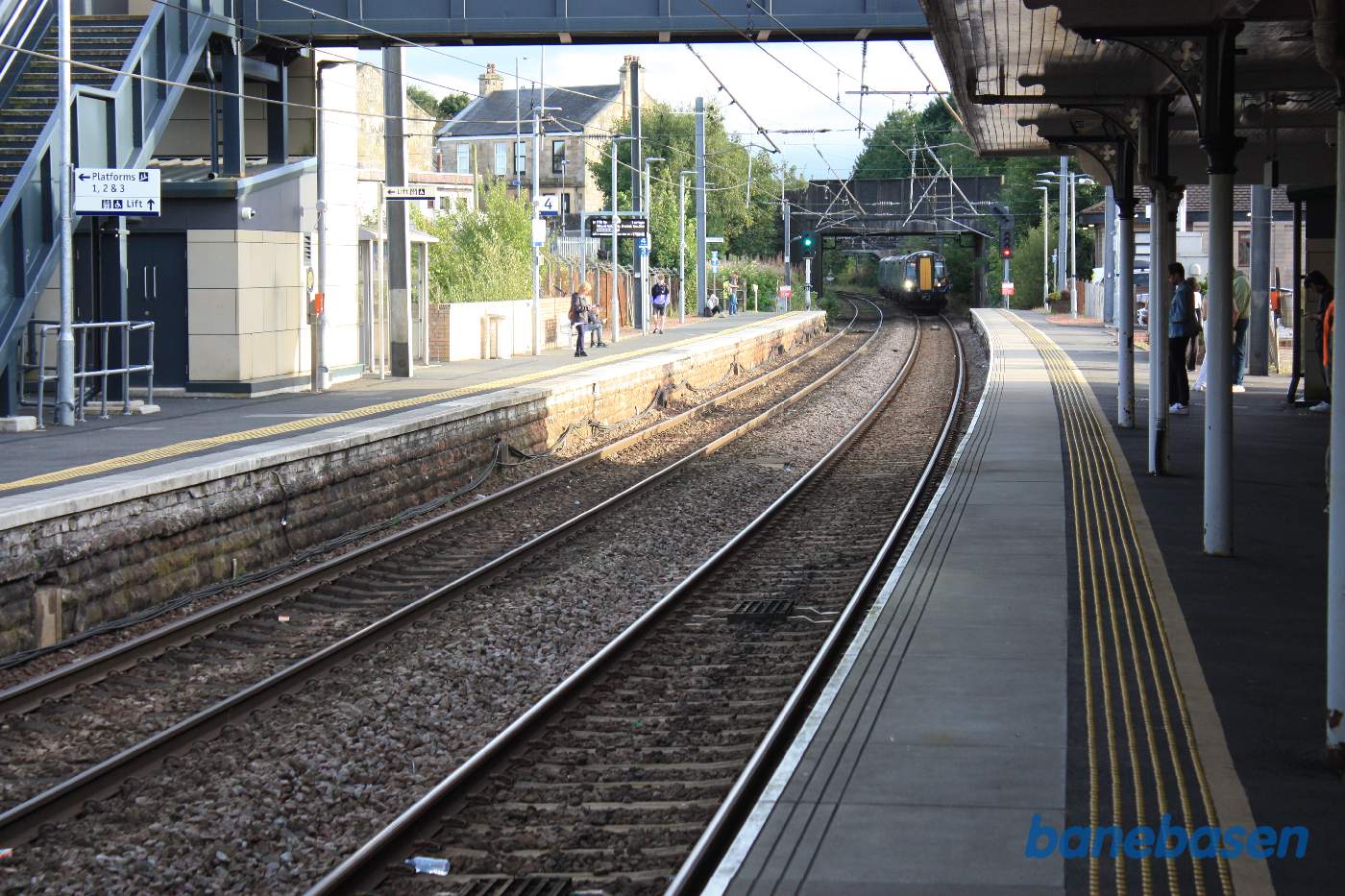 Persontog på vej ind på stationen
