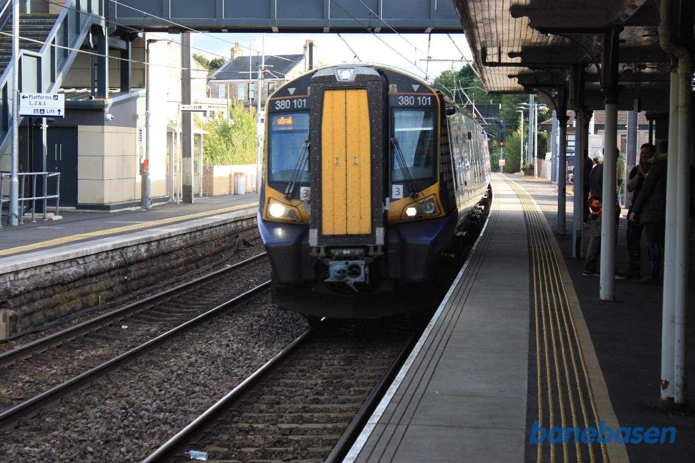 Persontog på vej ind på stationen