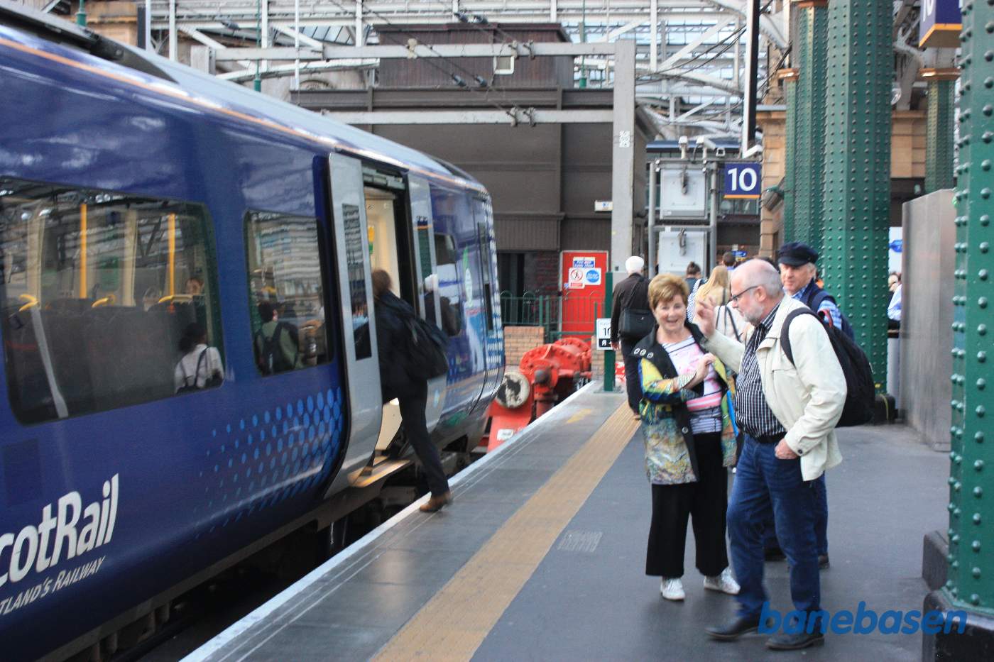 Toget er kommet til Glasgow Central Station og de rejsende stiger ud