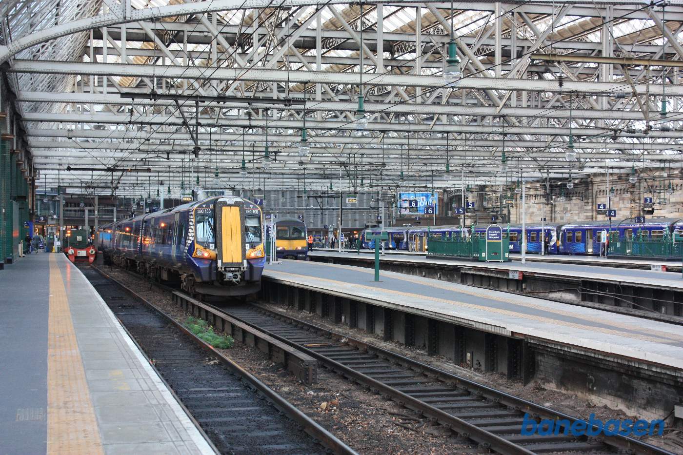 Et vue ud over stationens mange spor