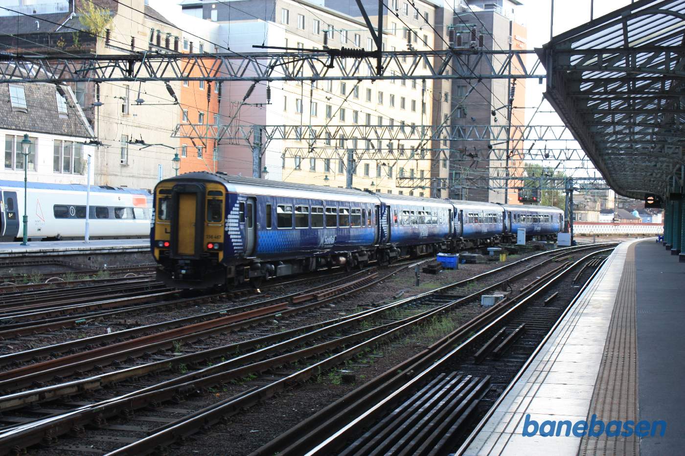 Et persontog på vej ud af stationen