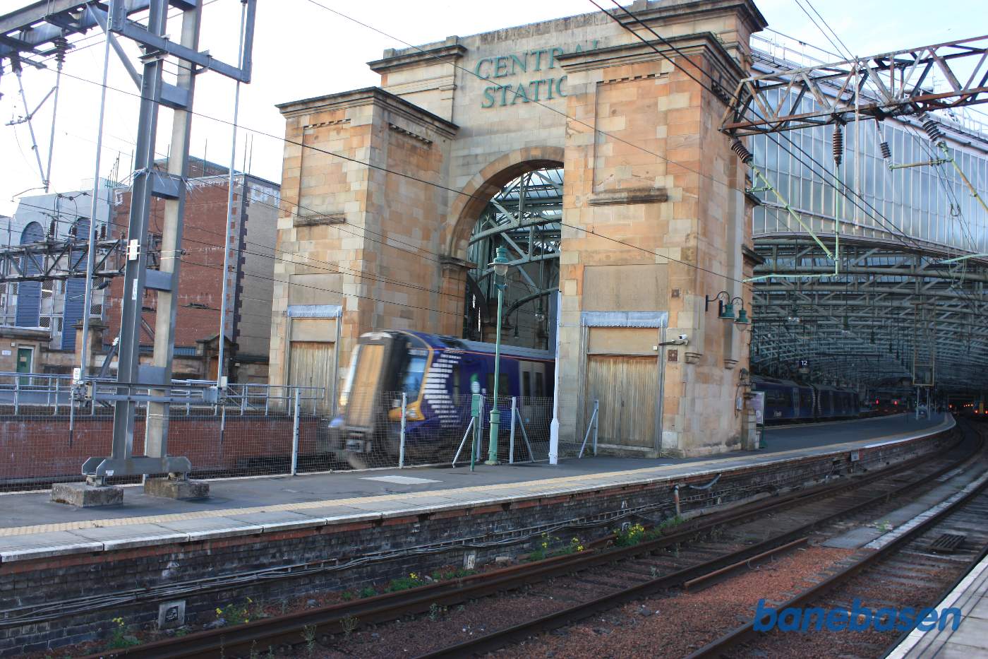 Den store flotte og imponerende indkørsels portal til stationen