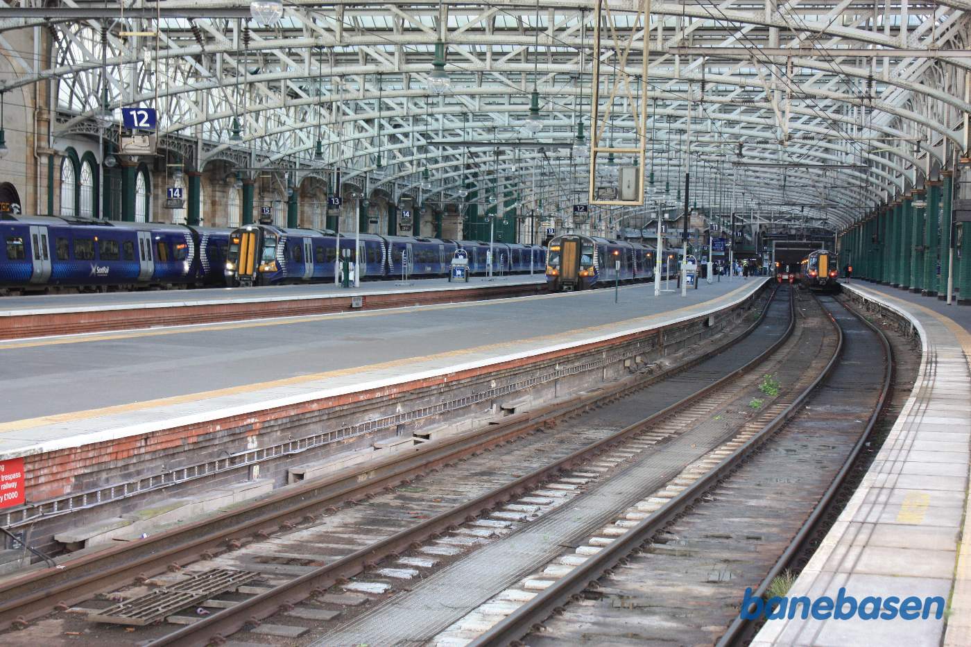 Et vue ud over stationens mange spor