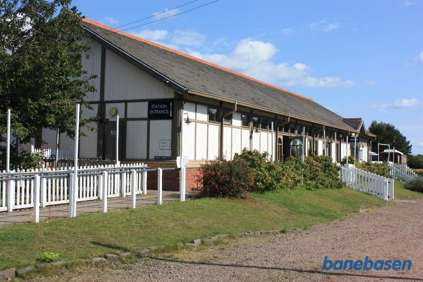 Veteranbanens flotte stationsbygning set fra vejen