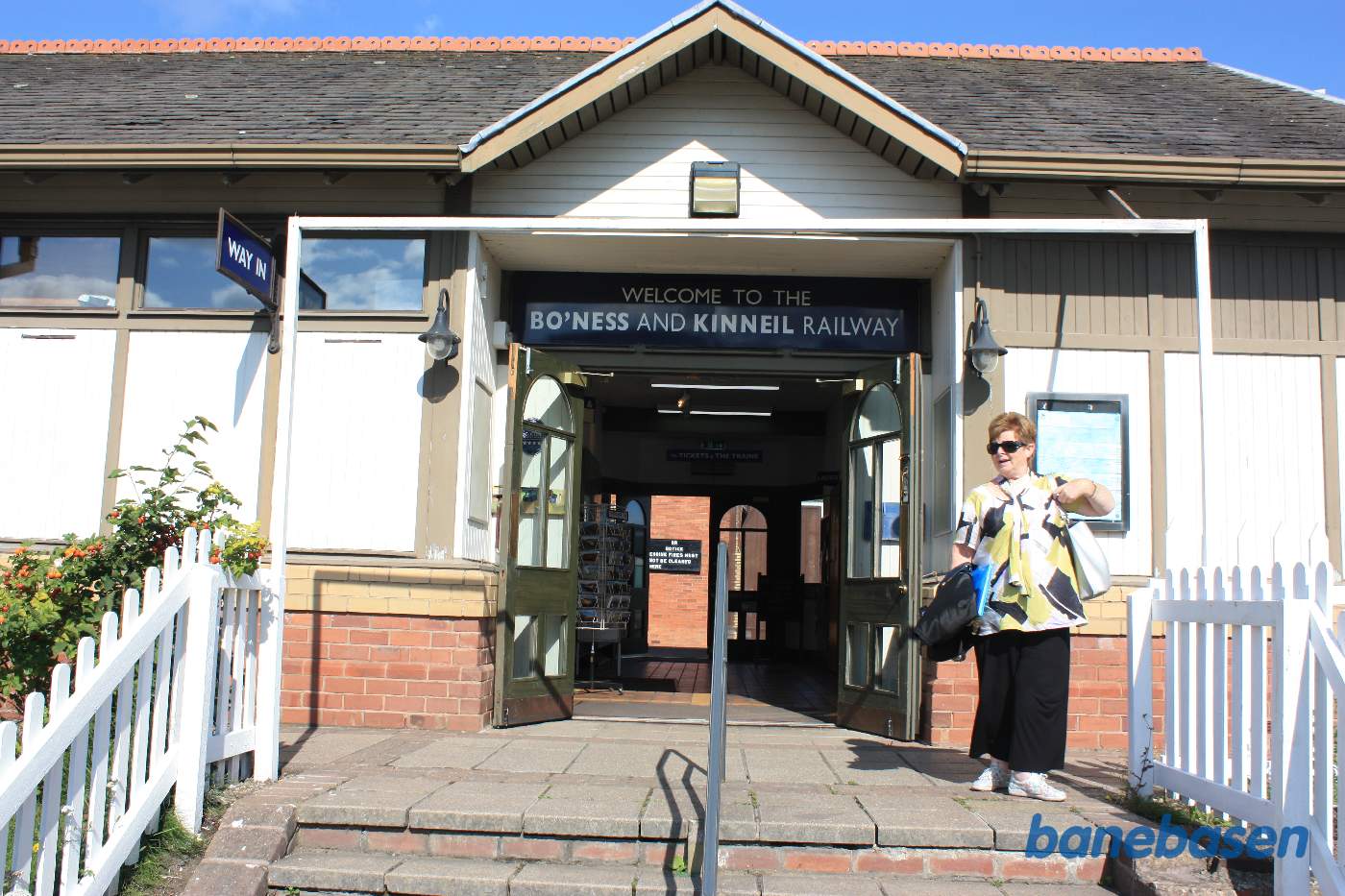 Ved hovedindgangen står guiden og byder velkommen