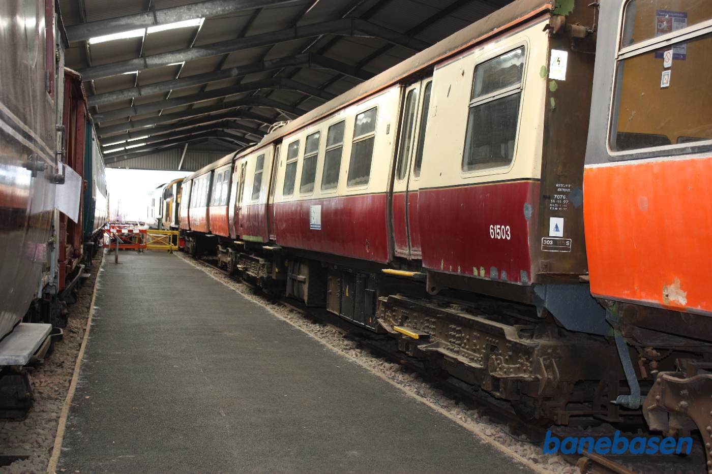 Inde i den store vognhal står lange rækker af rullende materiel