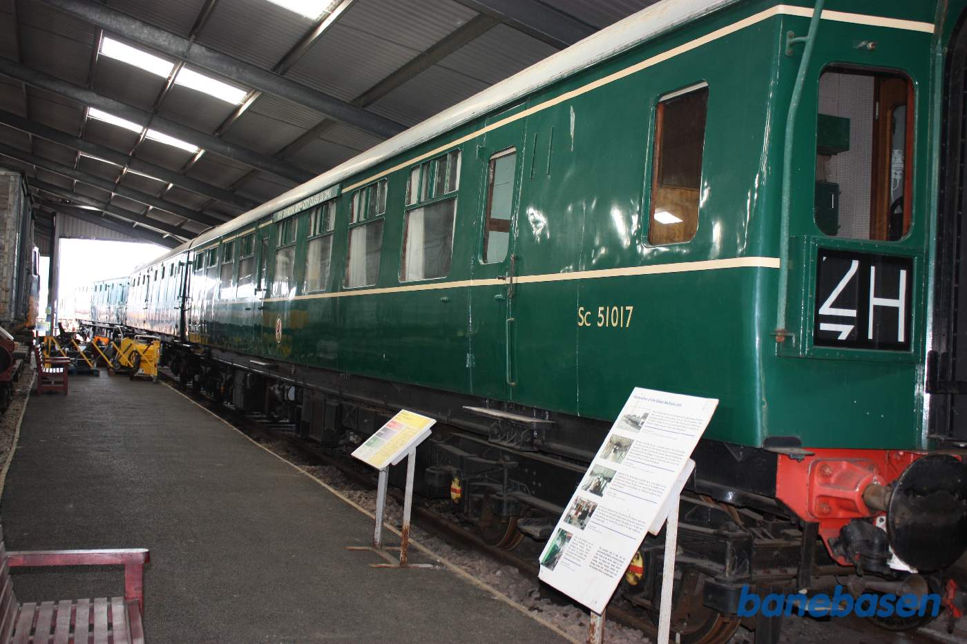 Inde i den store vognhal står lange rækker af rullende materiel, her en styrevogn