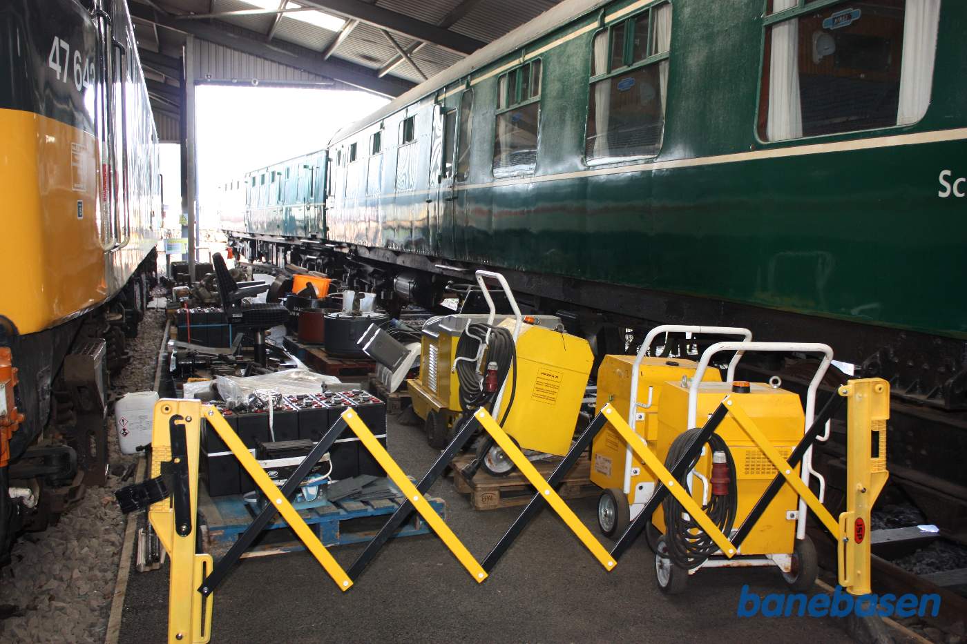 Mellem sporene er der fyldt op med batterier og andet grej