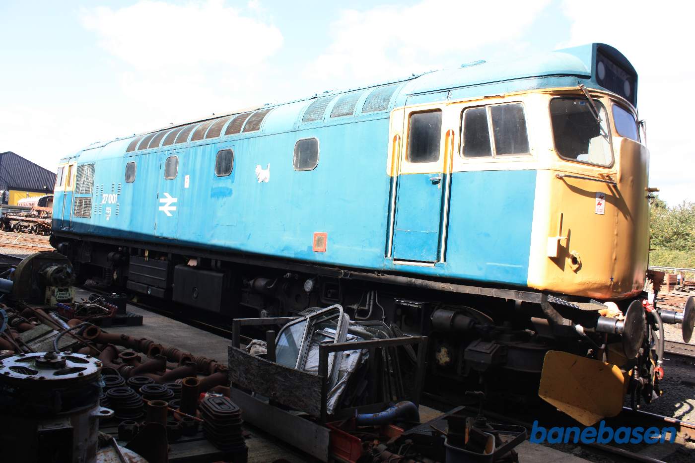 Et diesellokomotiv står lige udenfor den store vognhal