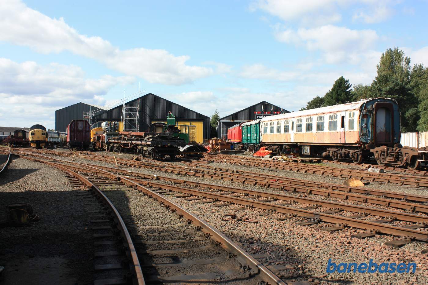 Et vue fra vognhallen over mod værkstederne og museets hal, til højre