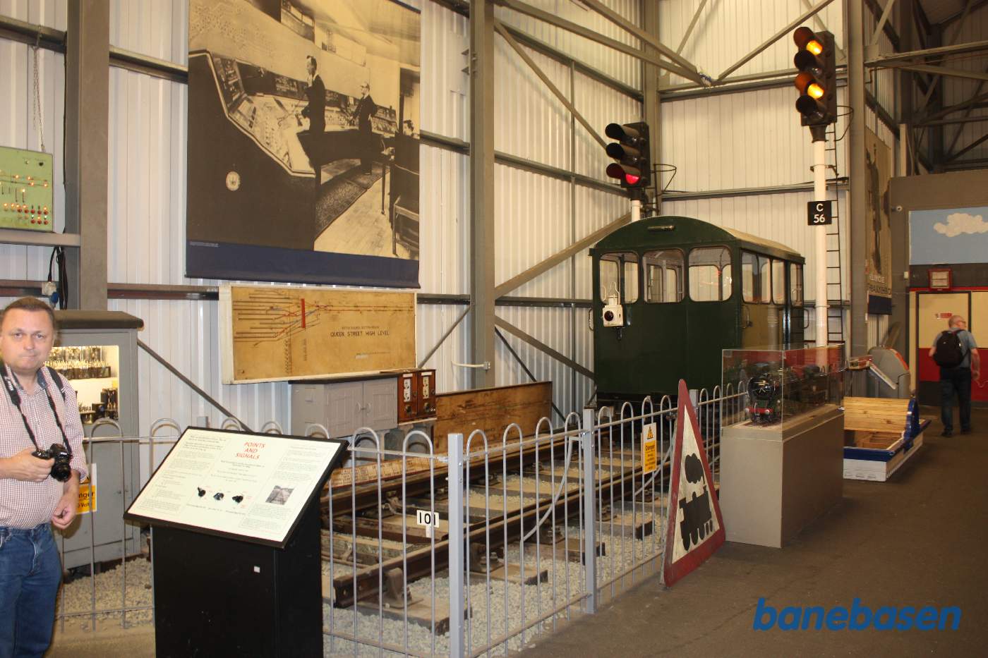 Inde i museumshallen er der meget forskelligt udstillet, her signaler og et sporskifte