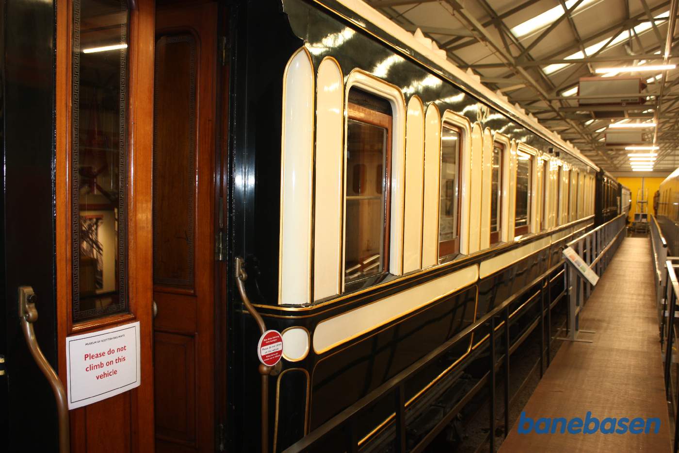 En gangbro gør det muligt at kigge ind af vinduerne i den flotte vogn til venstre