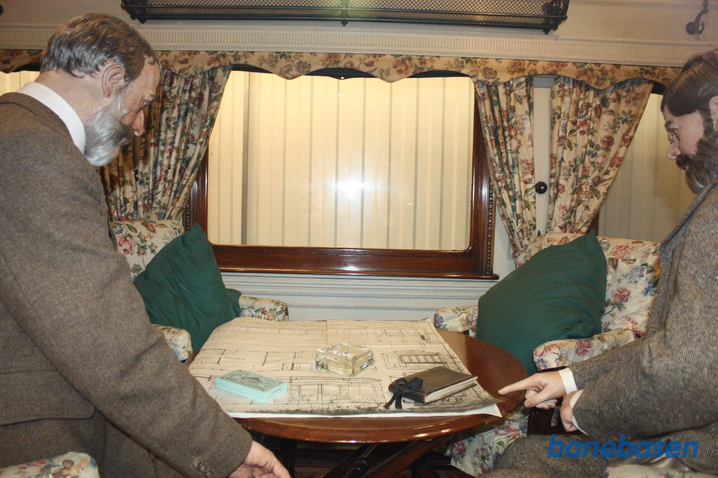 Et billede ind gennem vognens vindue, dukker i vognen