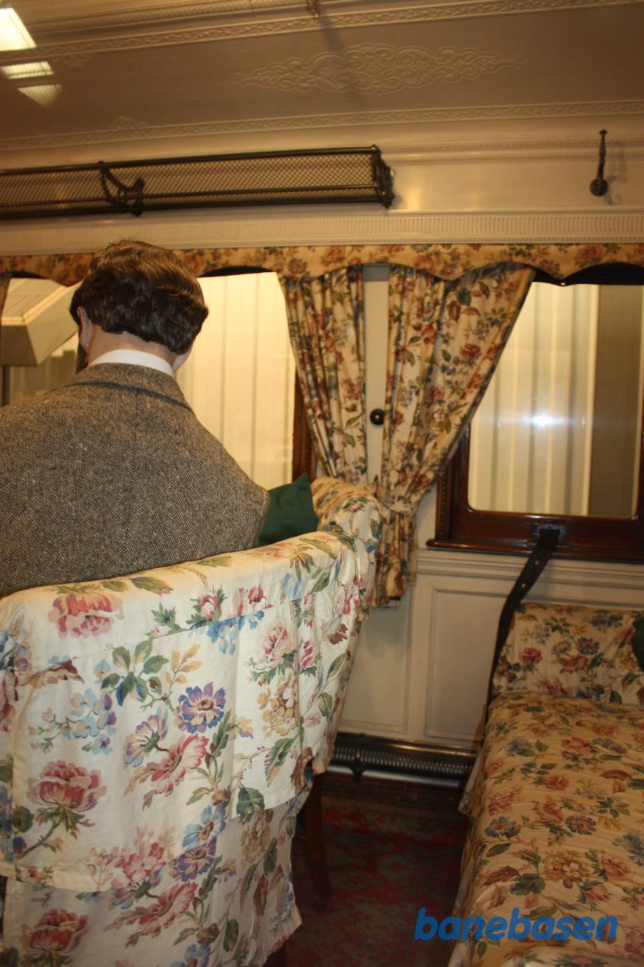 Et billede ind gennem vognens vindue, dukker i vognen