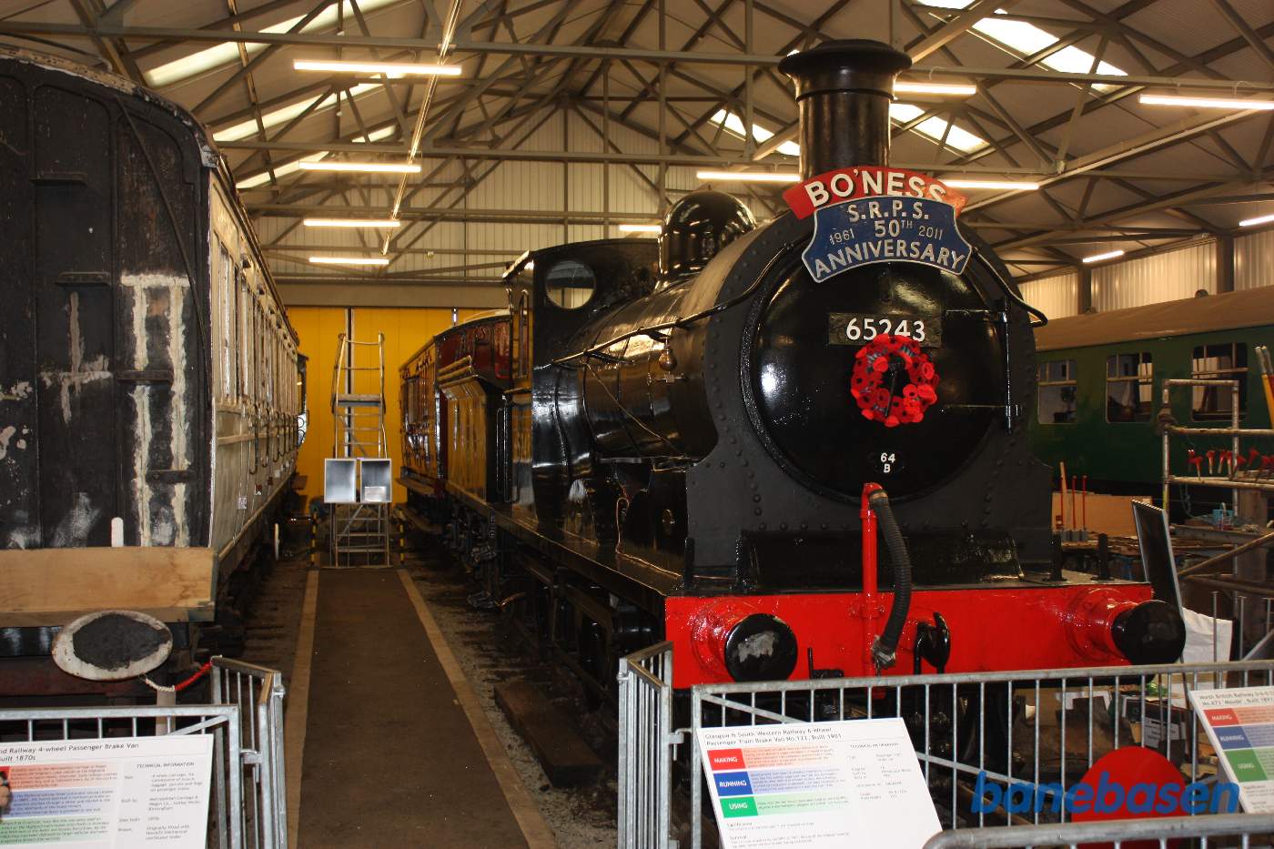 Et flot damplokomotiv med 50 års jubilæumsskjold