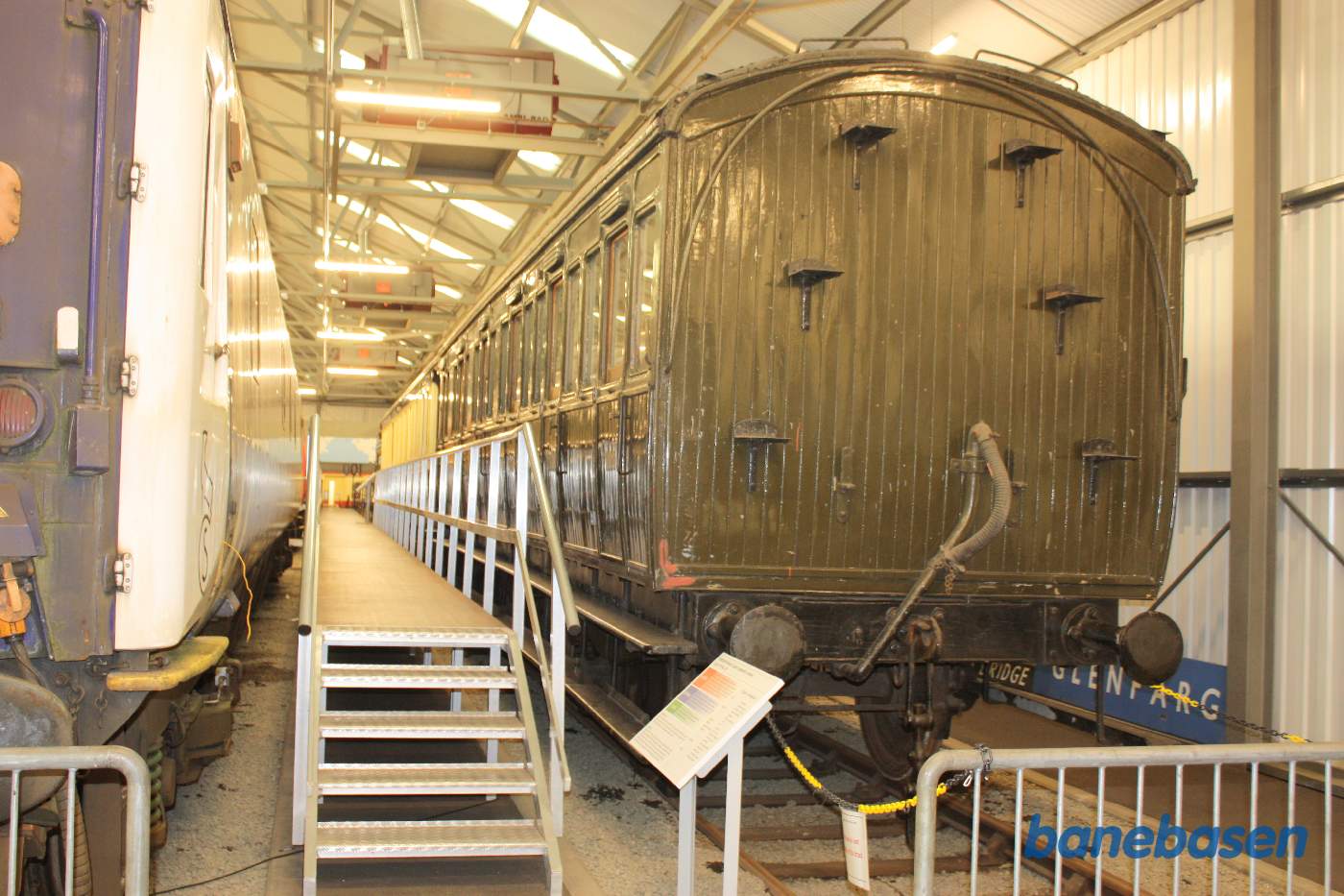 En gangbro gør det muligt at kigge ind af vinduerne i de flotte vogne
