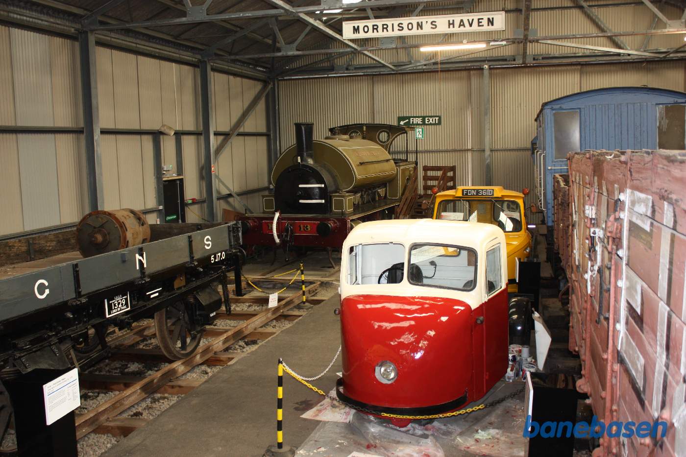 Et vue ud over hallens ene hjørne med mange forskellige køretøjer