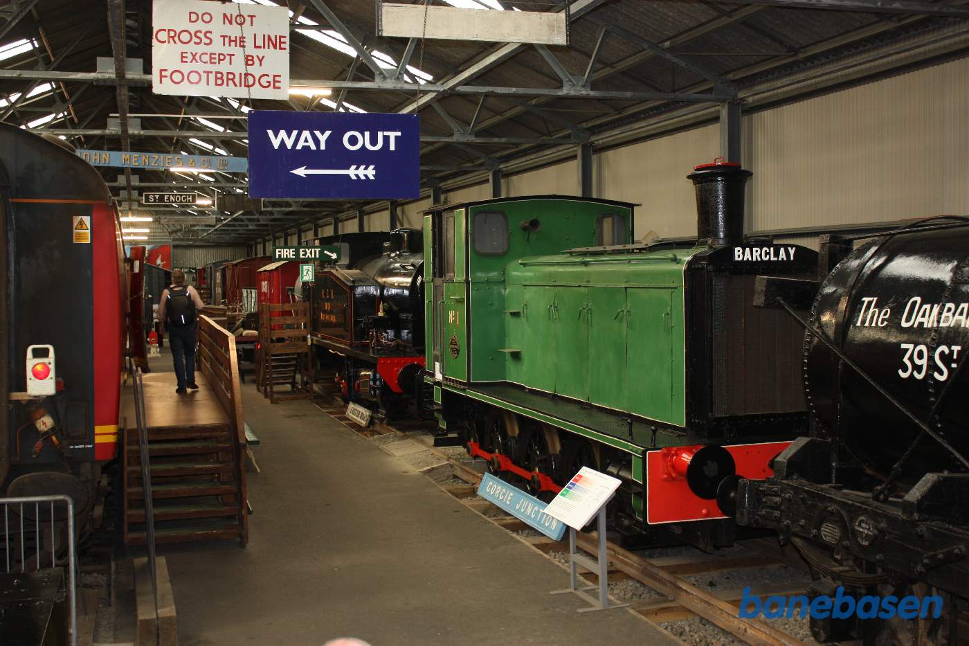 Et vue ud over hallen med mange forskellige køretøjer