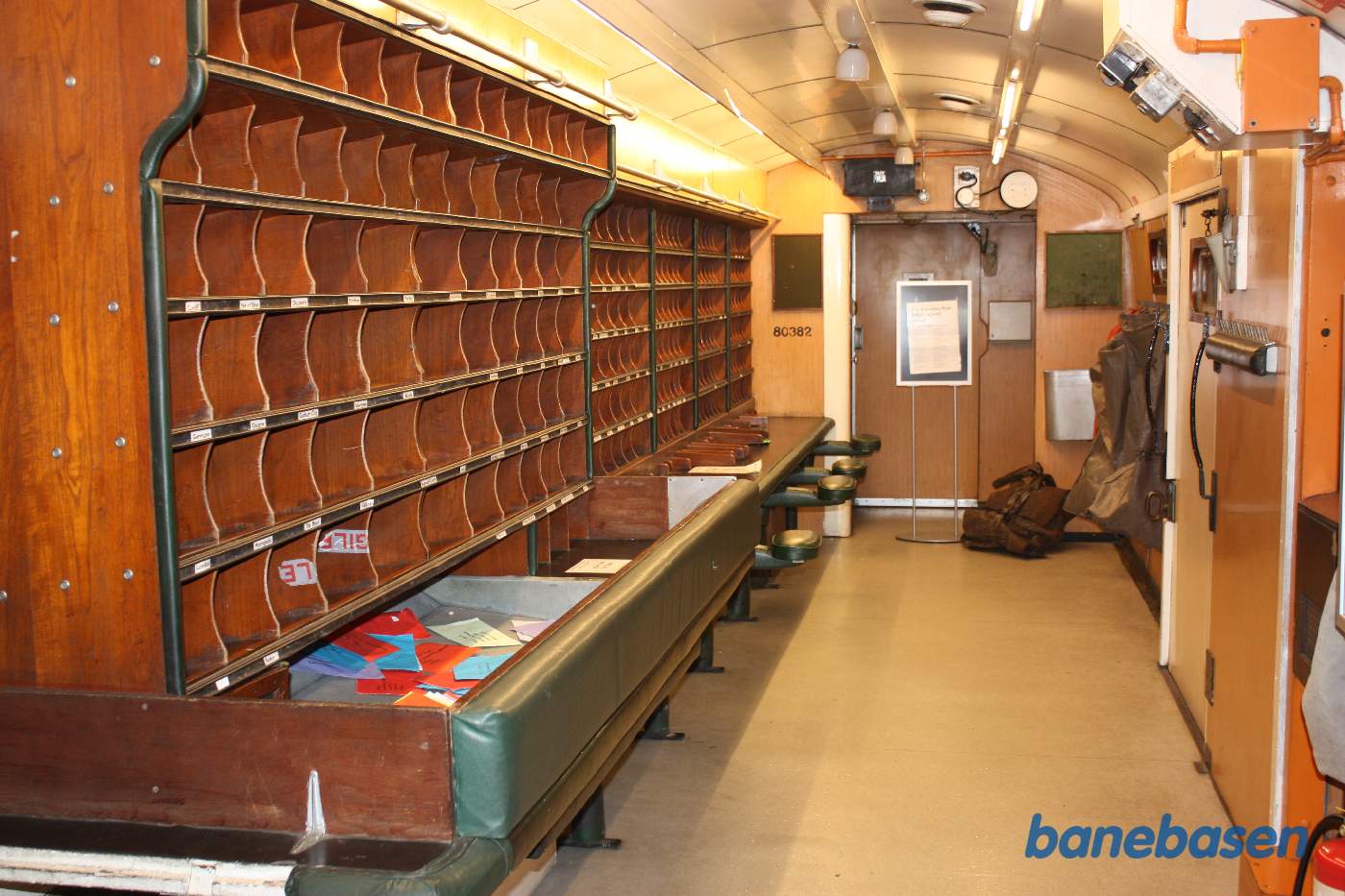 Et kig ind i en postvogn med den store postsorteringsreol