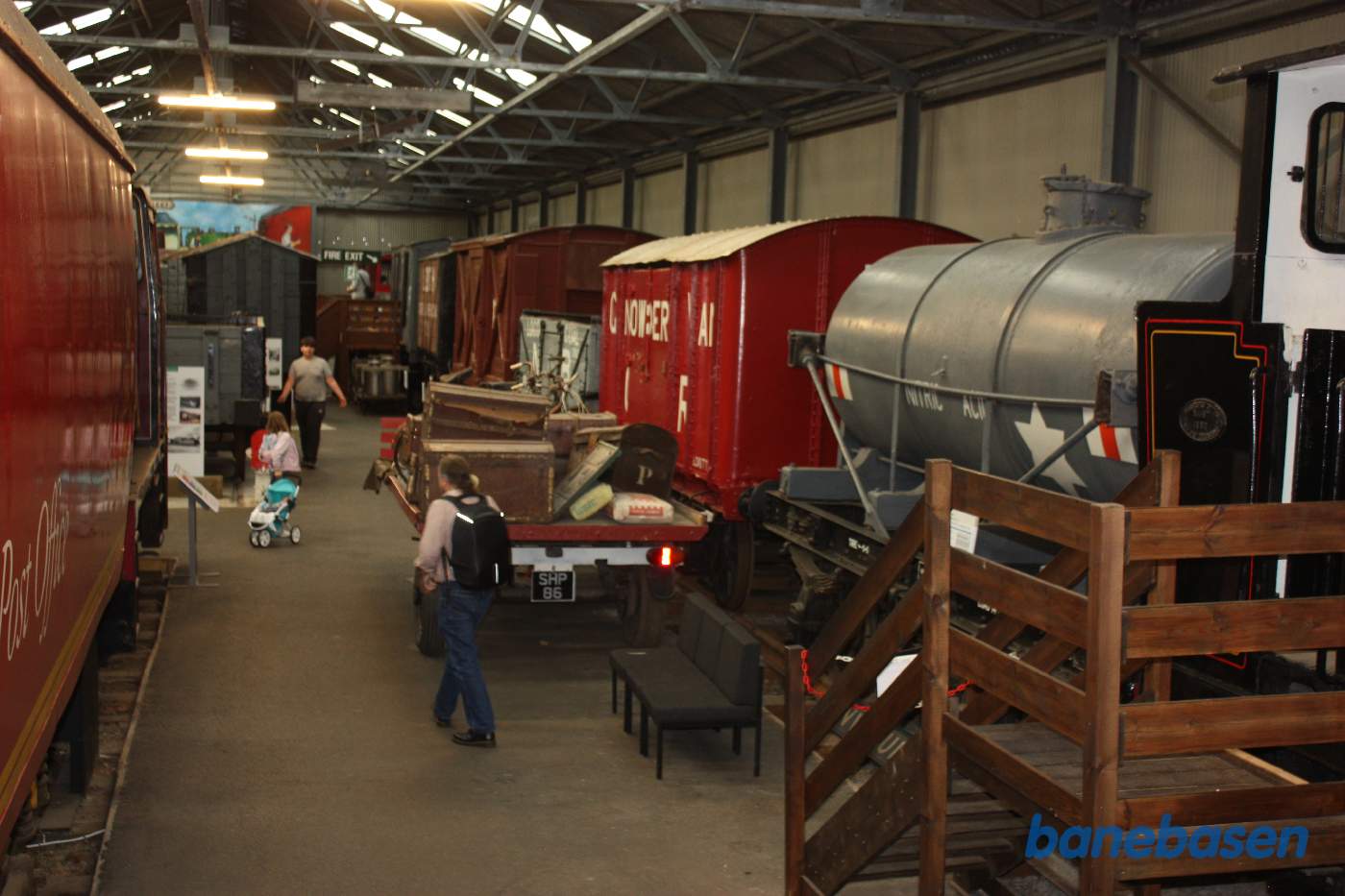 Et vue ud over hallen med mange forskellige køretøjer