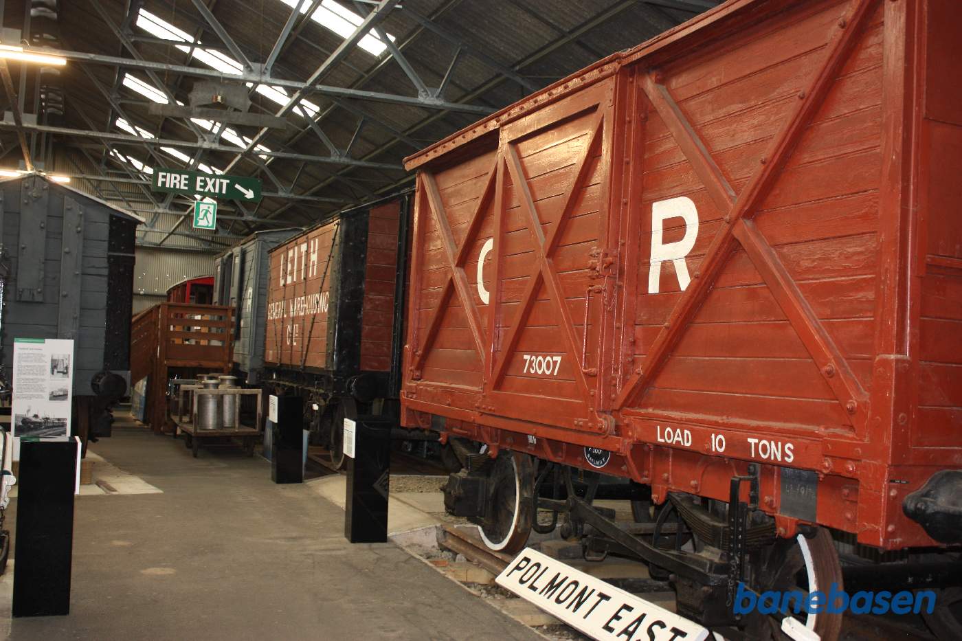 En række fine gamle korte godsvogne