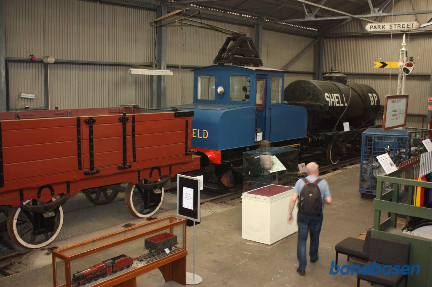 Et vue ud over hallens ene hjørne med mange forskellige køretøjer