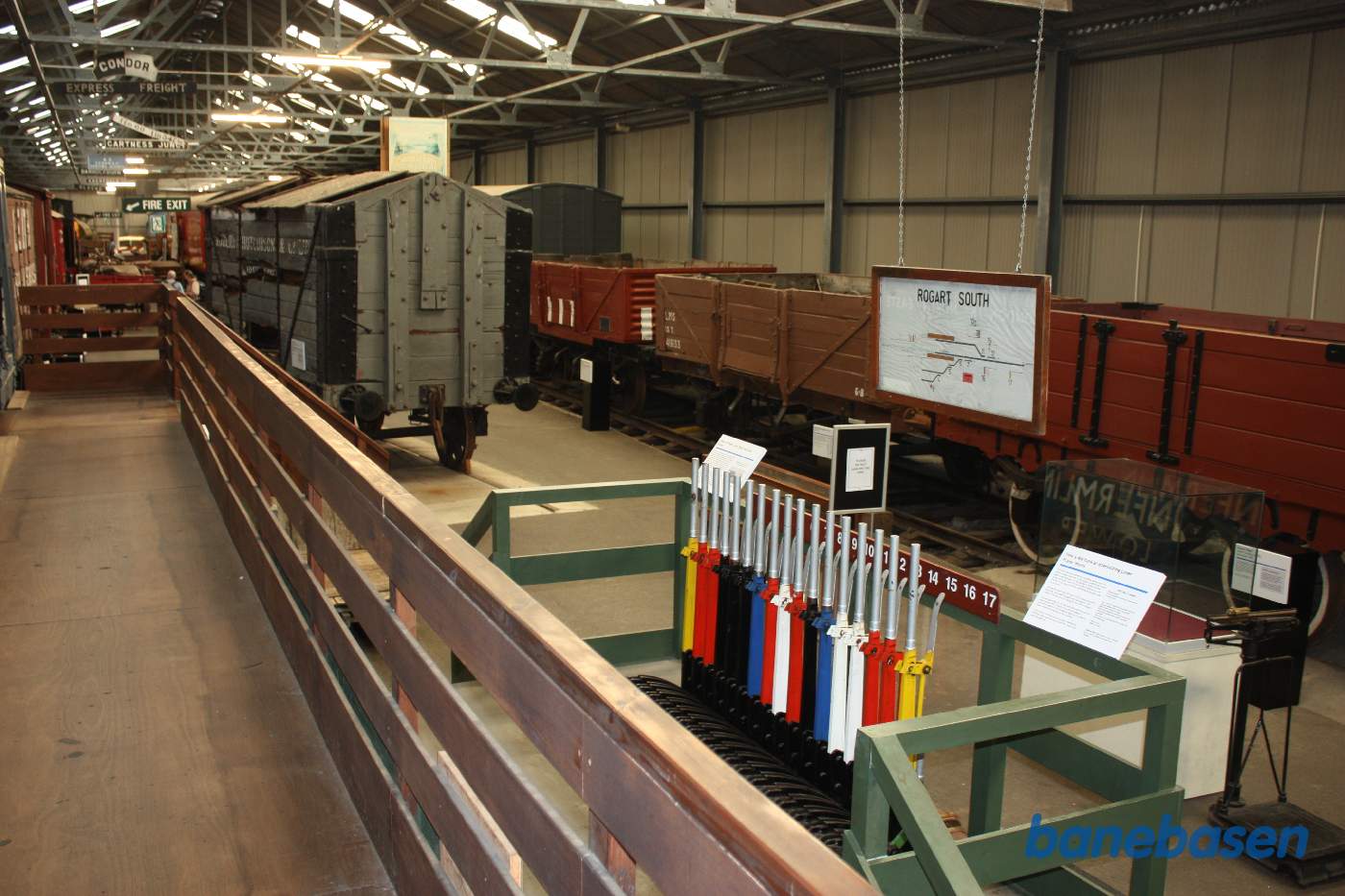 En række betjeningshåndtag til sporskifter og signaler, som gæsterne kan lege med